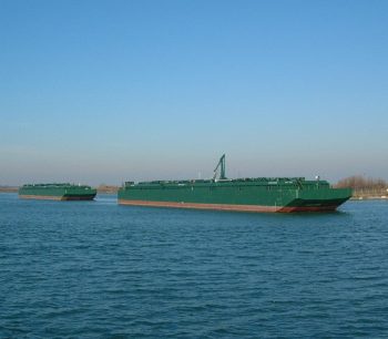 2 chiatte su canale navigabile 01